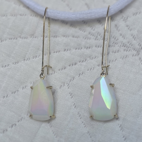 KENDRA SCOTT White Iridescent Drop Earrings - Picture 2 of 8